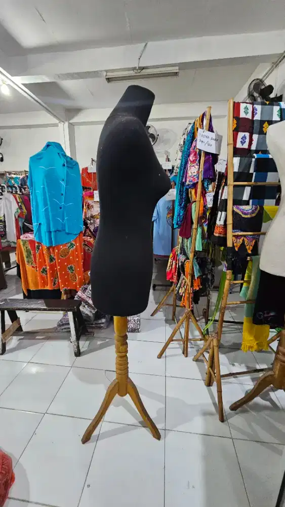 Manekin wanita setengah badan warna hitam plus tiangnya
