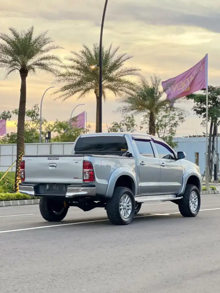 TOYOTA HILUX 2.5V AT 4X4 DIESEL THN 2015
