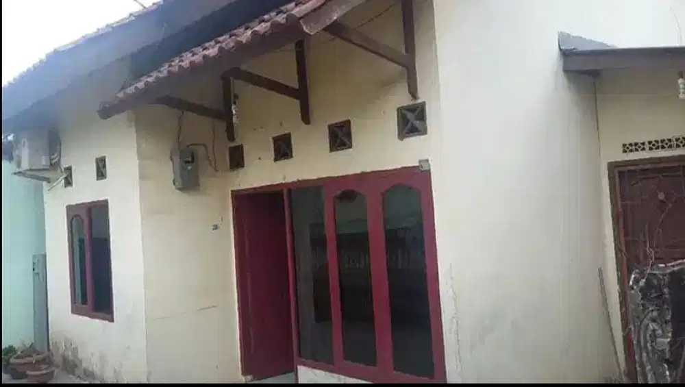 Rumah Istimewa, disewakan dengan isinya.