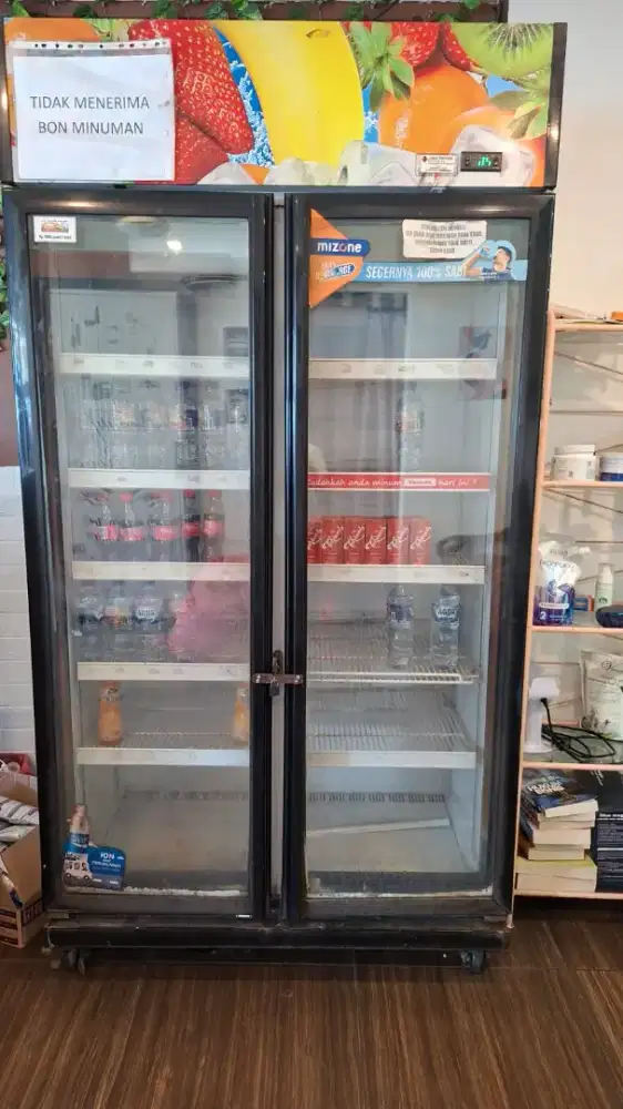 Showcase 2 pintu bekas untuk usaha masih bisa  beroperasi