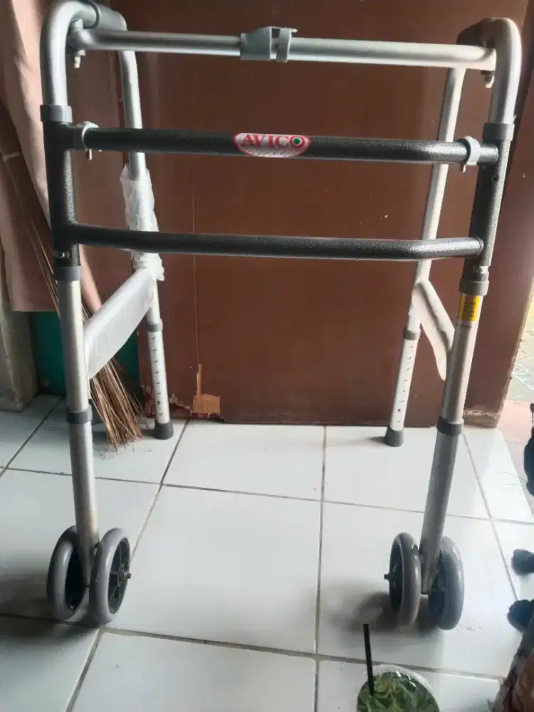 Walker - Alat Bantu Jalan Lansia