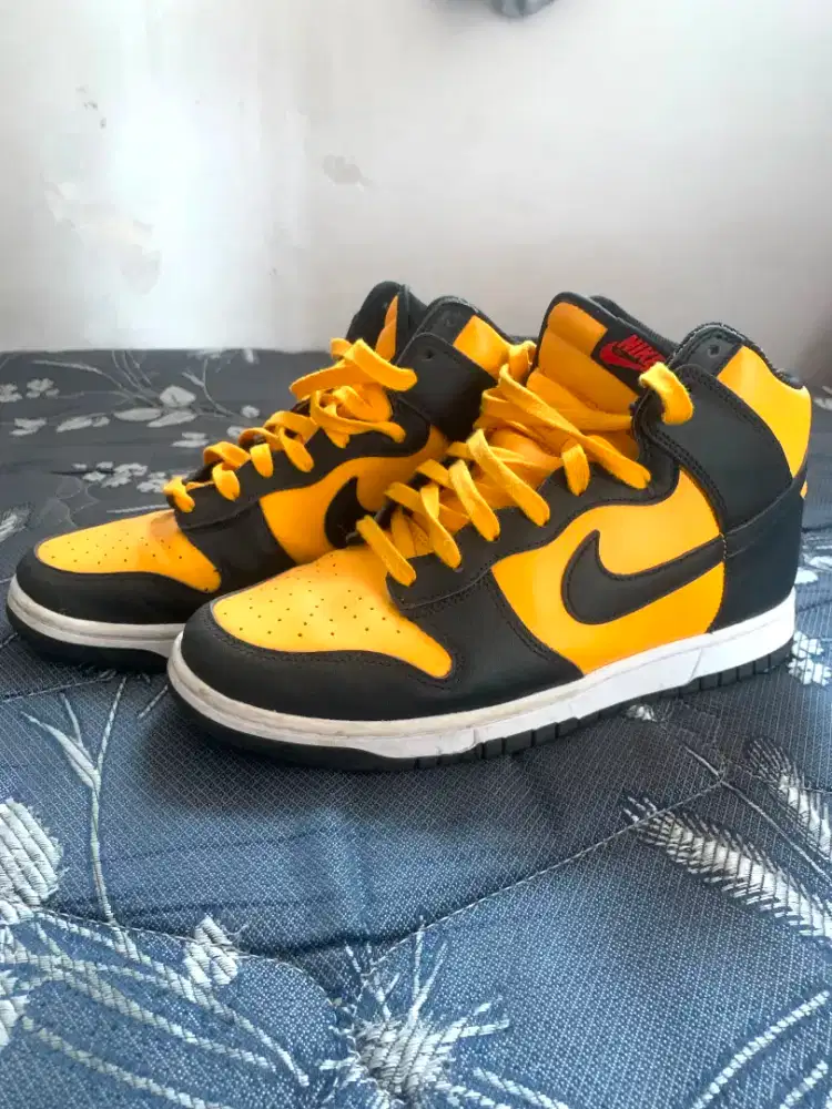 Want To Sell Nike Dunk High Yellow Black