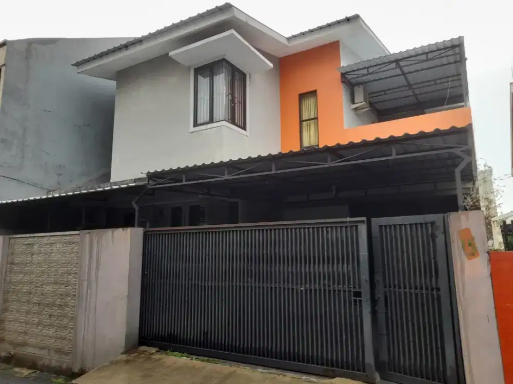 Rumah semi furnished 4KT 4KM. Jalan luas,
