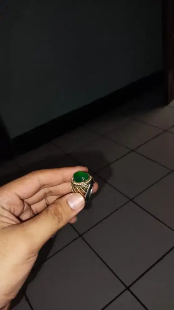 Di jual cincin batu akik asli garut warna hijau bagus tidak ada lecet