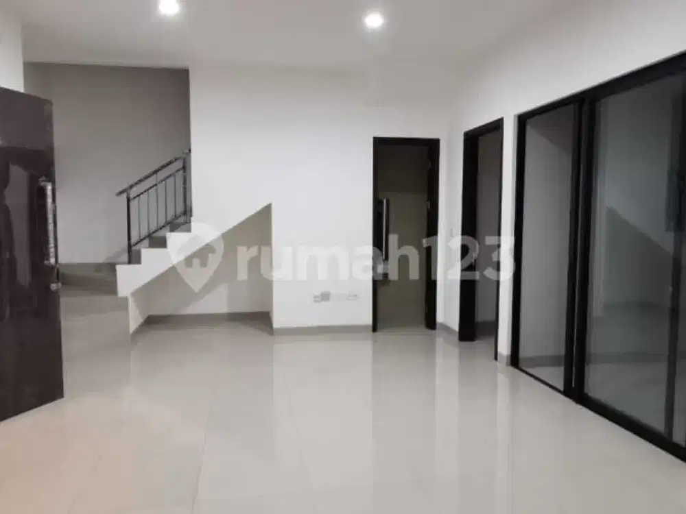 Disewakan Rumah PIK2 Luas 8x15 Kosongan 3 Kamar Tidur