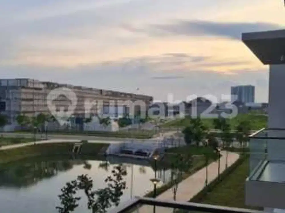 Disewakan Rumah Besar PIK2 Hoek Hadap Danau Cantik 10x25 Kosongan