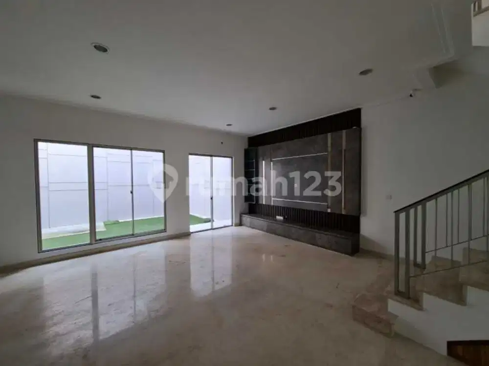 Disewakan MURAH Rumah Golf Island PIK Luas 8x20 Kosongan Rapi