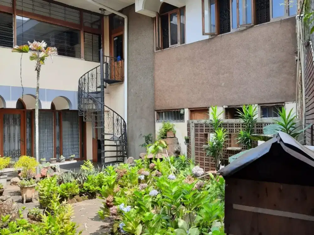 Dijual Rumah Vintage Antik Kokoh Lokasi Emas di Sayap Riau Pusat Kota Bandung