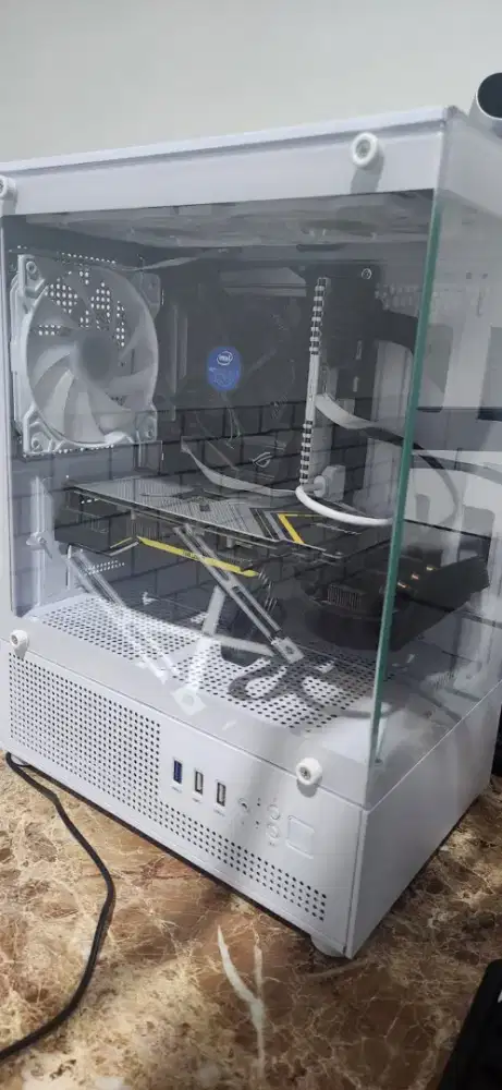 PC Gaming dan Aksesoris | Intel i7 - 7700 | AMD RX 5700 XT | Nego