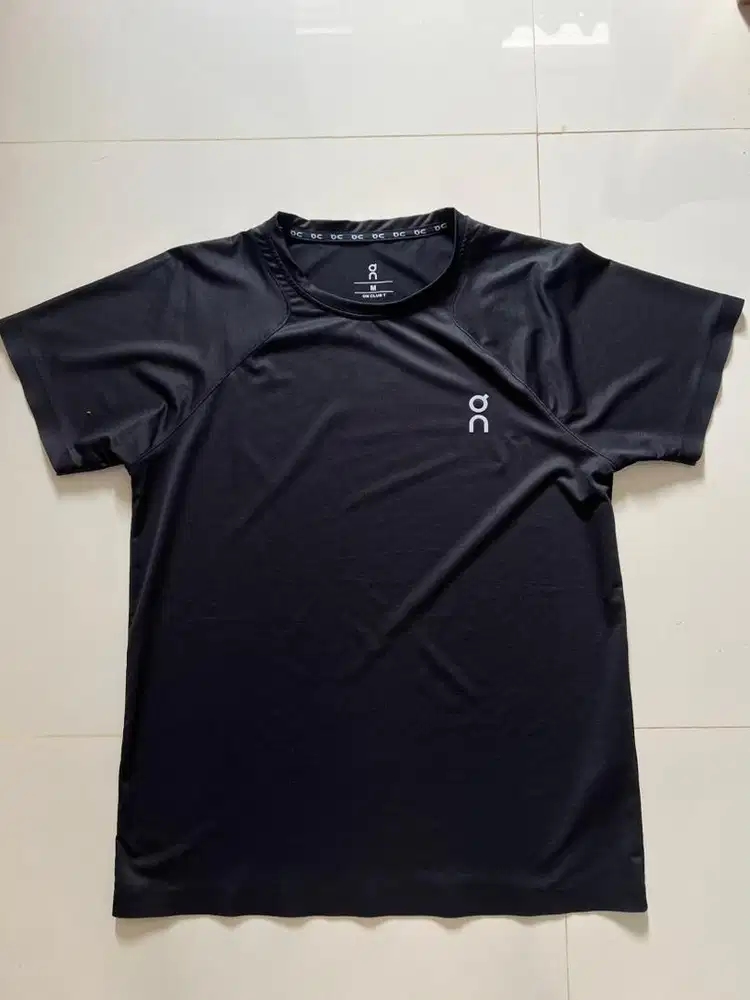 Kaos dryfit on lari run gym joging