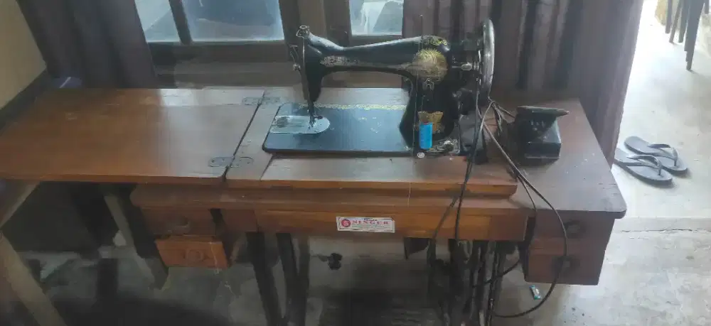 Mesin Jahit   Bisa Langsung Di pake,meja kayu jati full laci