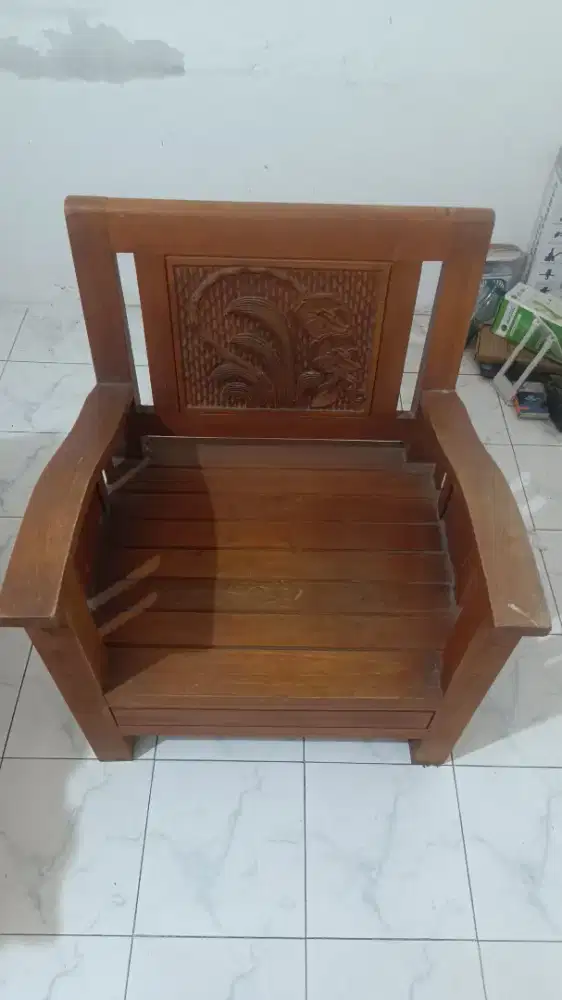 kursi kayu bekas kondisi masih baik