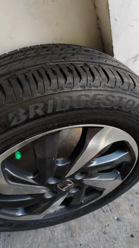 Ban dan velg ori honda mobilio