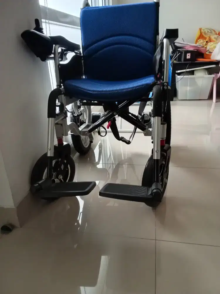 Kursi roda lansia