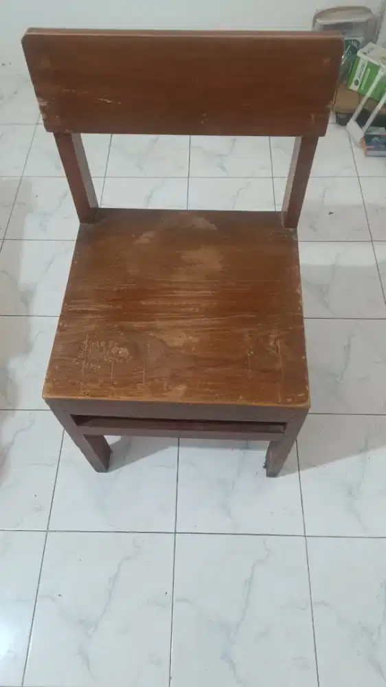 kursi kayu bekas tapi kondisi masih baik