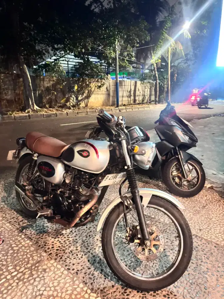 Kawasaki W175 SE 2022 warna silver