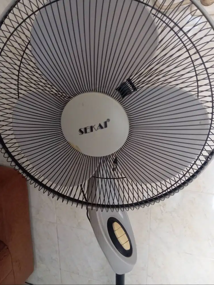 Jual kipas angin Standing SEKAI16 140 nego