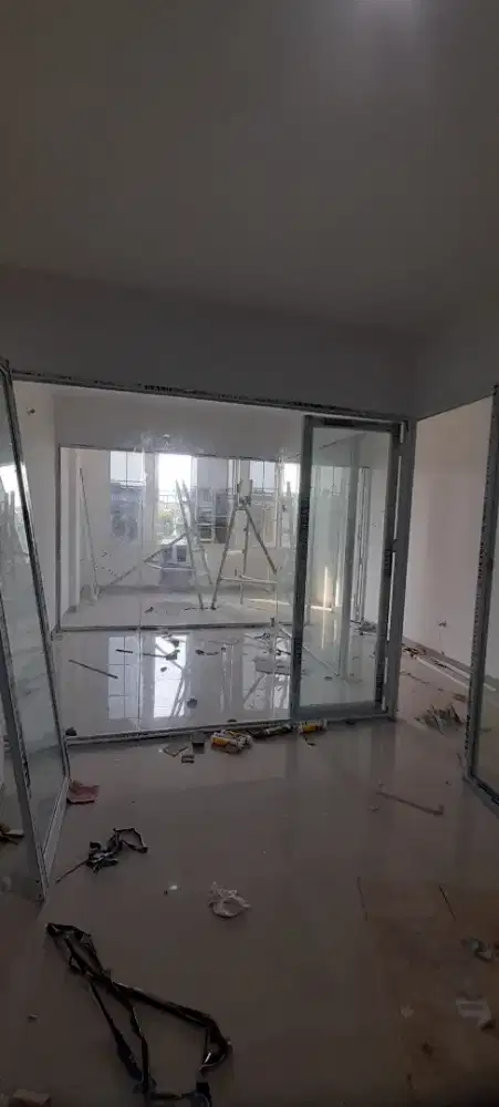 Sekat ruangan kantor kaca