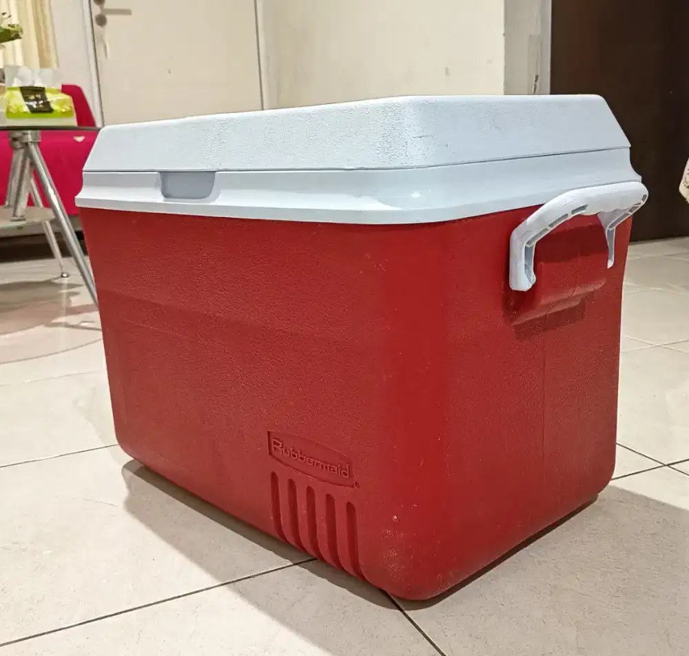 RUBBERMAID COOLER BOX