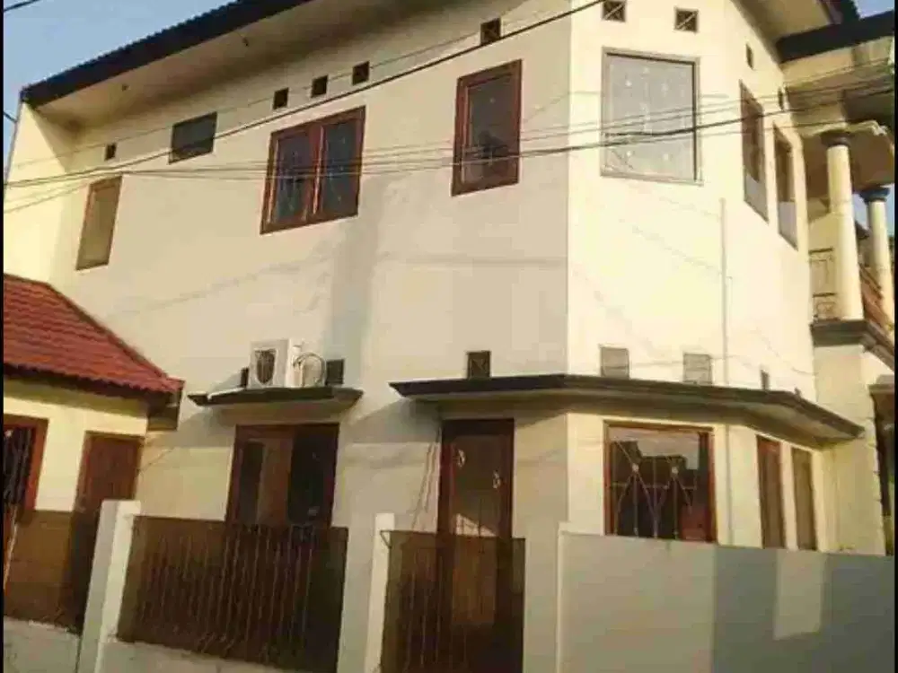 RUMAH MEGAH DI KOMPLEK JATIBENING
