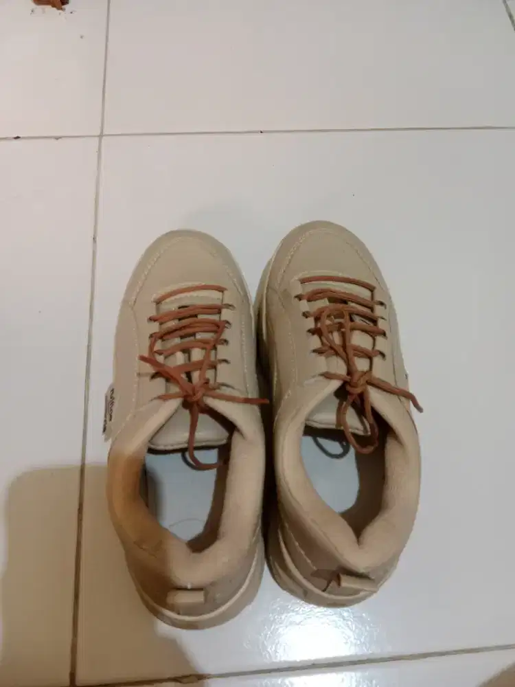 Sepatu coklat baru