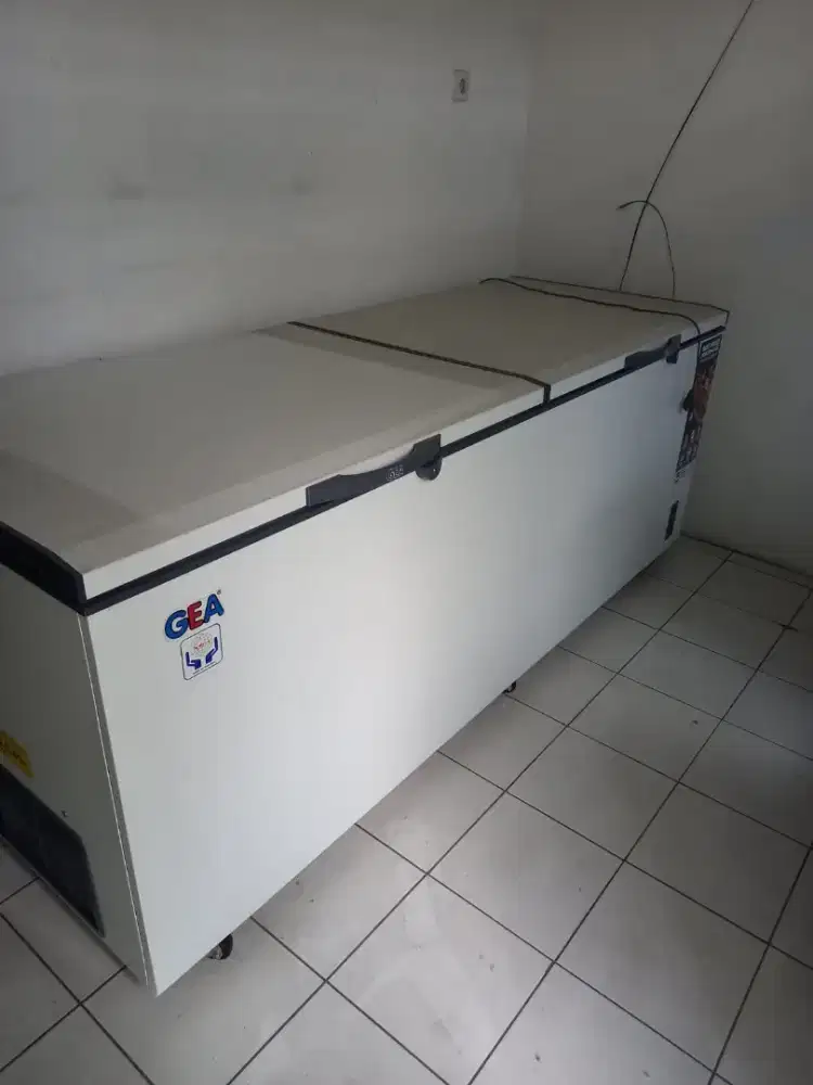 Frezer merk gea 1050 liter ( juAl cepat)bu