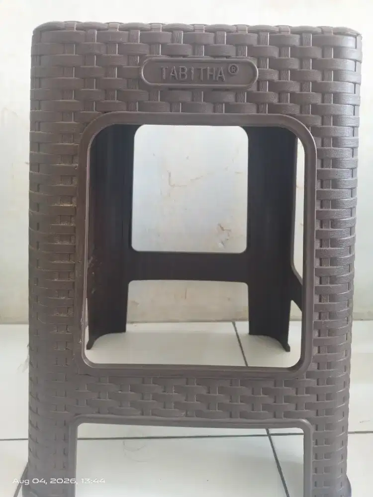 Kursi plastik motif anyaman rotan