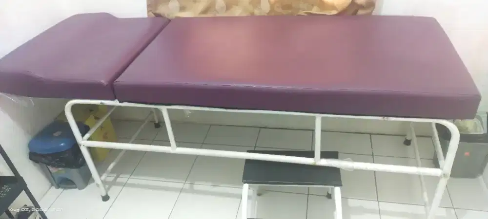 Dijual cepat karena pindah Meja Periksa pasien + tangga (1 set),