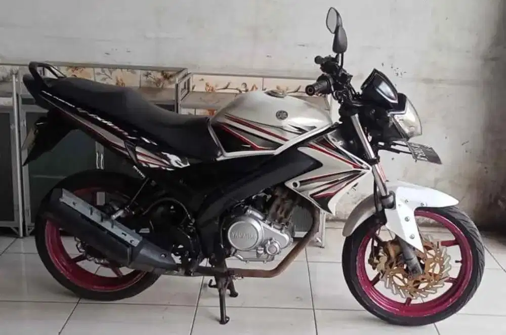 Jual motor Vixion old putih 2012