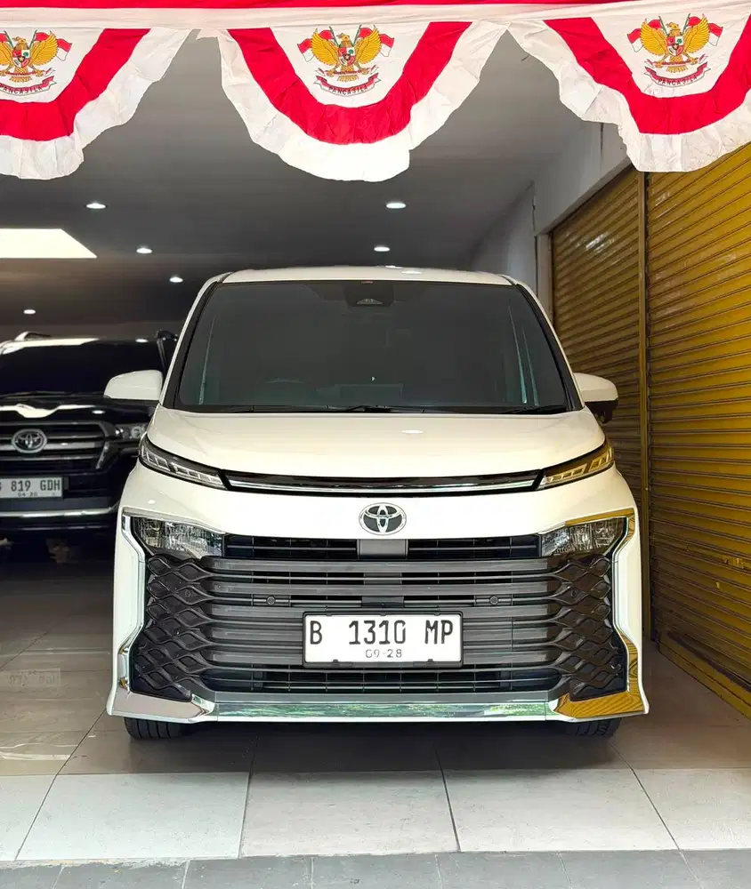 Kilometer 20.000 Toyota Voxy 2023 September Putih Vieta Motor Termurah