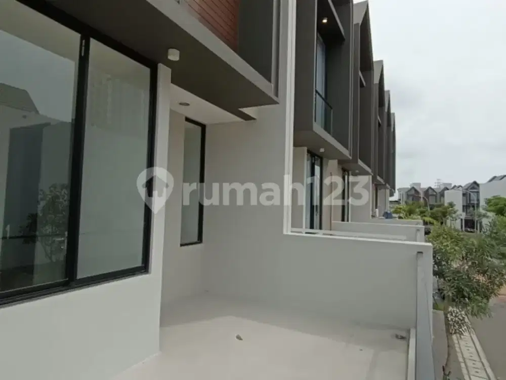 Disewakan Rumah 3 Lantai di Pantai Indah Kapuk 2