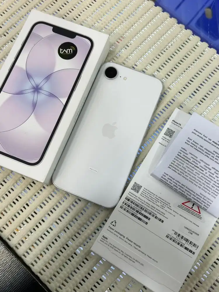 Iphone 17e 256 ibox garansi panjang juli 2027 mulus perfect