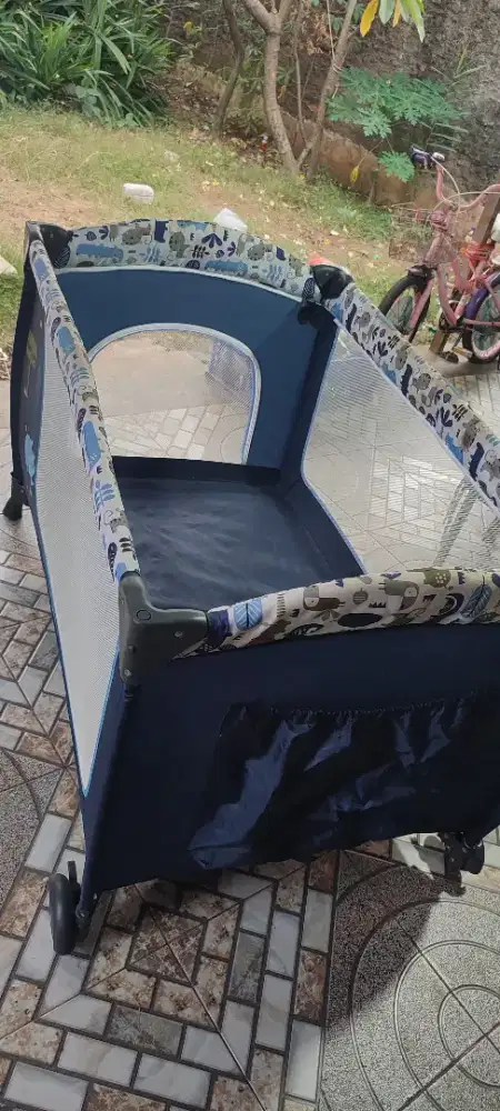 Tempat tidur bayi