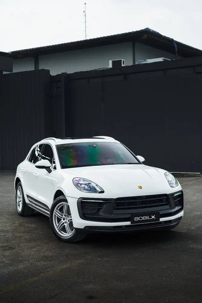 NIK 2017 Porsche Macan 2.0 PDK White on Black