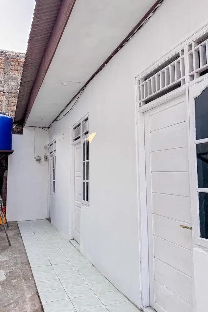 DISEWAKAN RUMAH JALAN BESAR PARKIR MOBIL STRATEGIS POLTANGAN JAKSEL