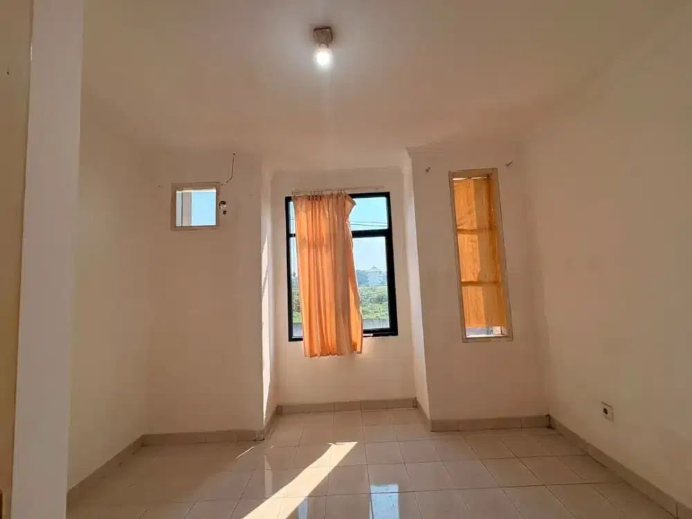 Disewakan rumah 2 lantai di mutiara taman palem