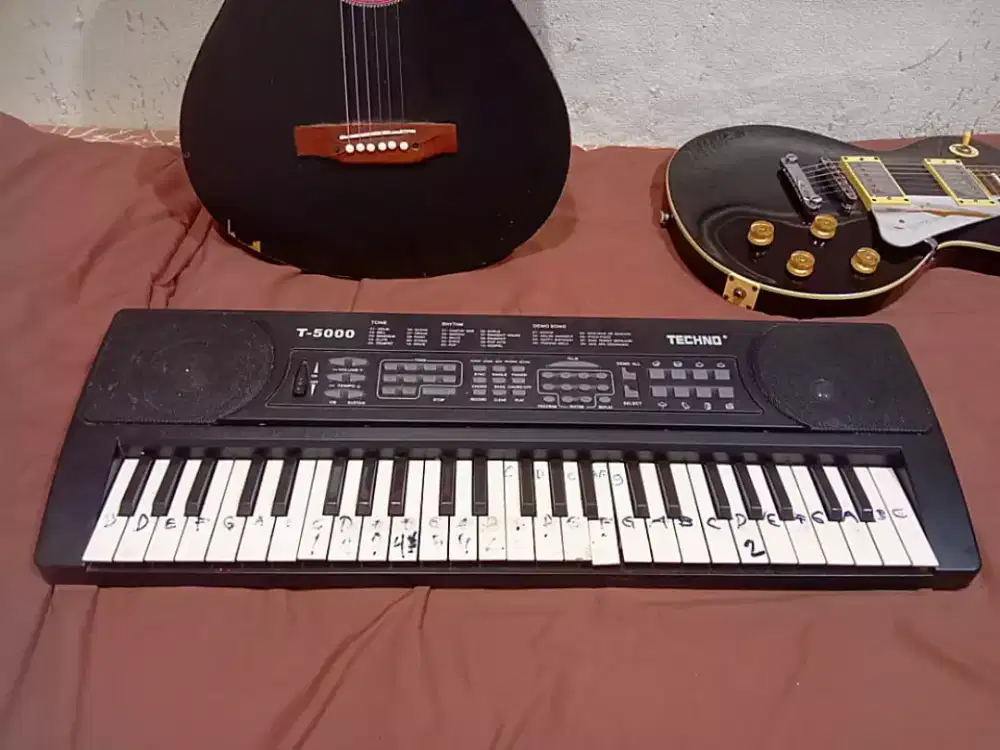 Keyboard piano nyala normal suara bagus bisa colok listrik batere