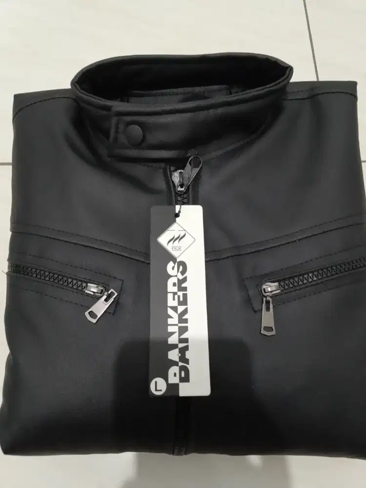 Jaket kulit emitasi Masih baru edisi kekecilan di jual murah aja..