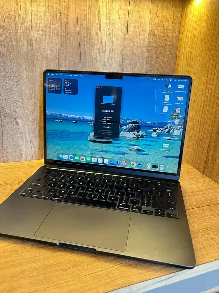 MacBook Air M2 (2022) 8GB/256GB MIDNIGHT mulus + screen protector