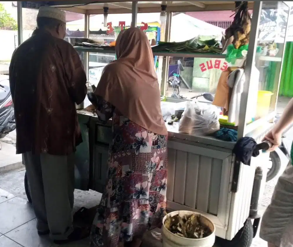 Karyawan untuk bantu jualan sate