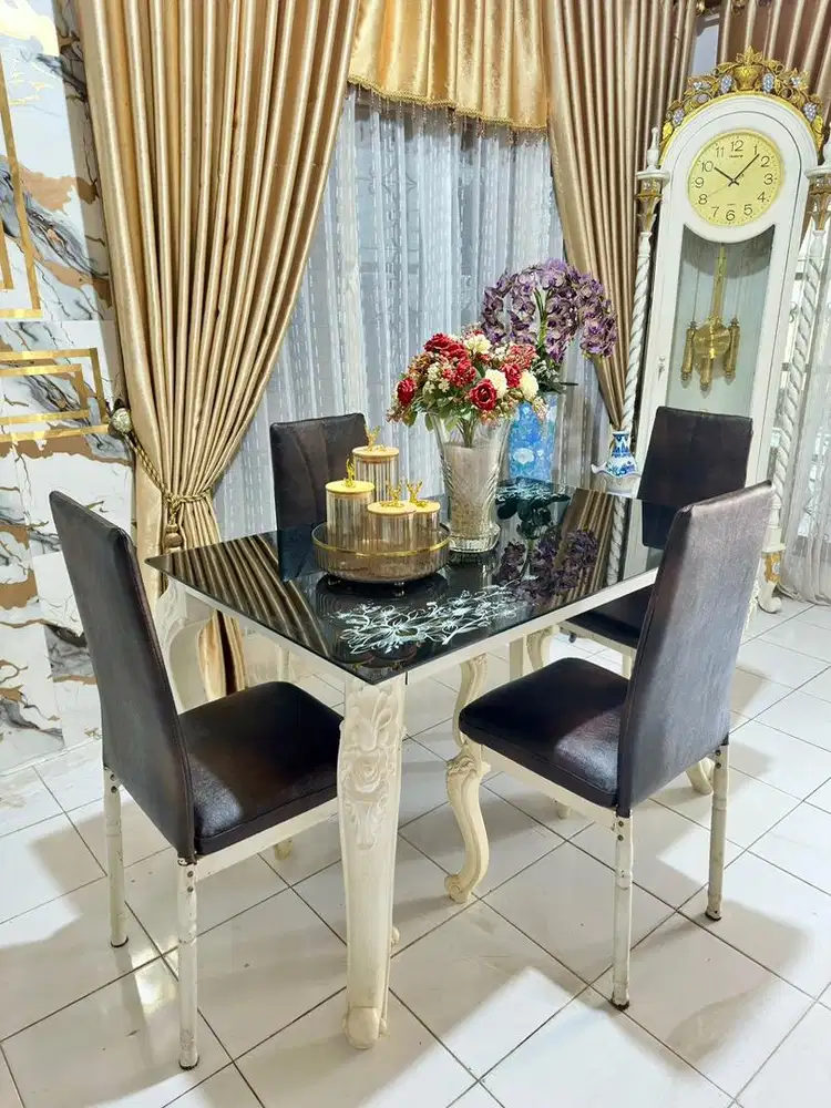 Meja dan 4 kursi makan besi anti karat bahan dasar dan busa baru