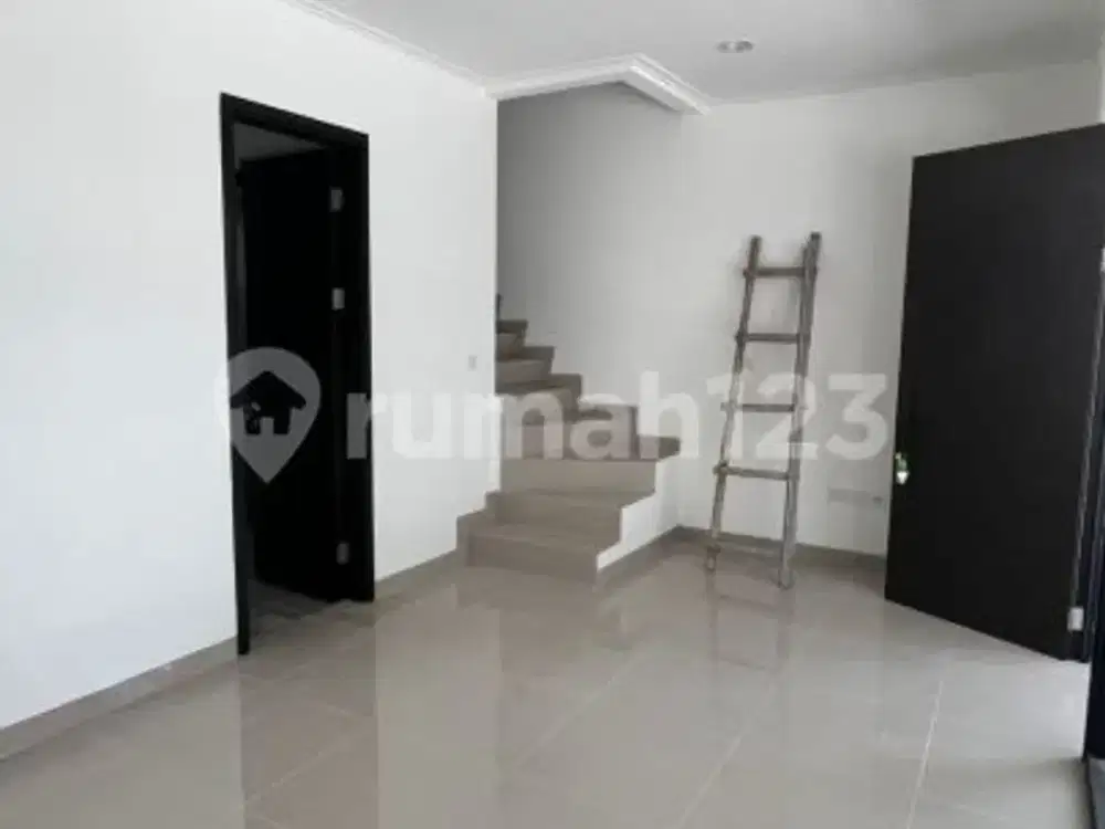 Disewakan min 2 tahun Rumah PIK2 6x10 tipe 3 lantai Kosongan