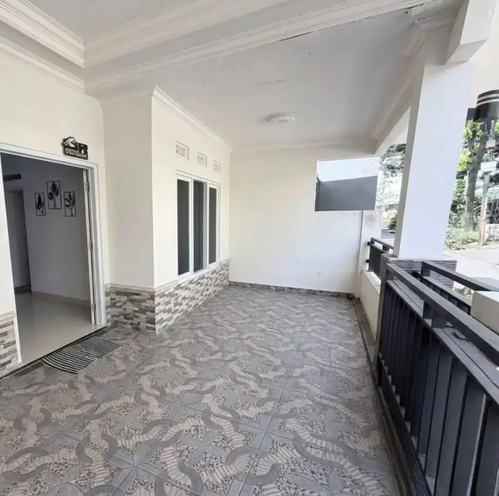 Rumah 3 Lantai Lokasi Sangat Strategis