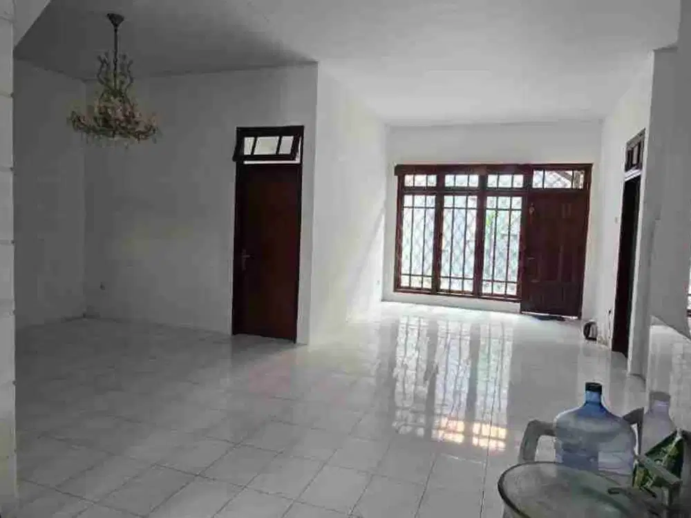 Dekat SCBD, Dijual Rumah Siap Huni di Ciomas Keb Baru Jakarta Selatan