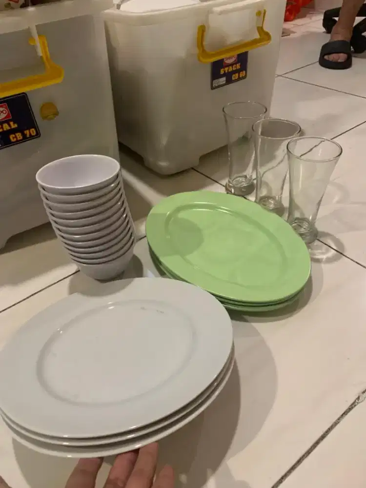 Peralatan pecah belah bekas resto