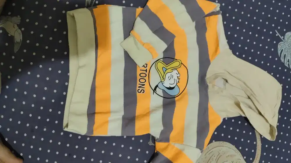 Menjual pakaian bekas anak