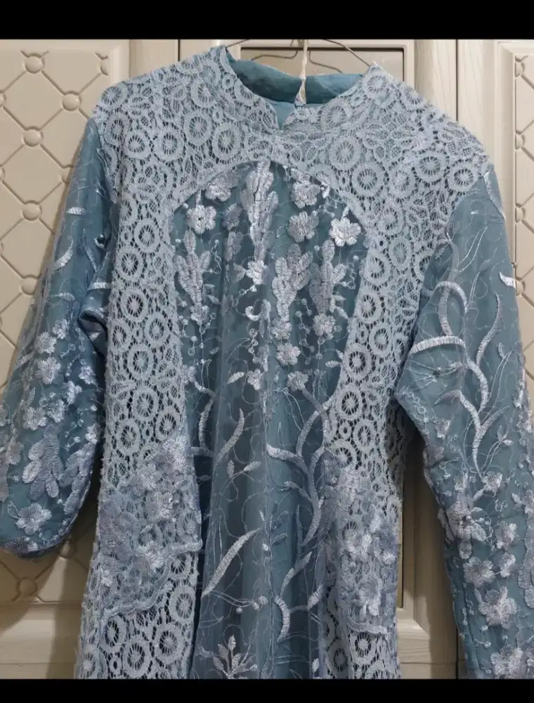 Menjual pakaian seken wanita