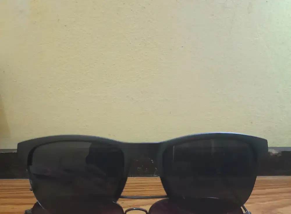 Kacamata hitam mulus like new very good condition
