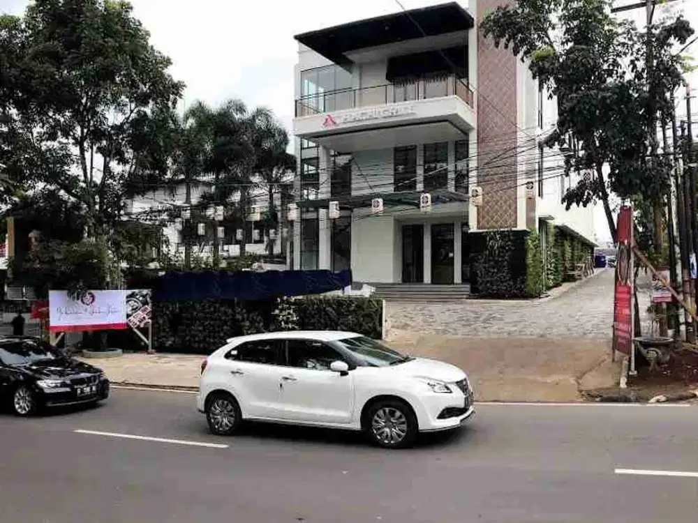 Gedung Komersil di Jalan Utama Sutami Bandung