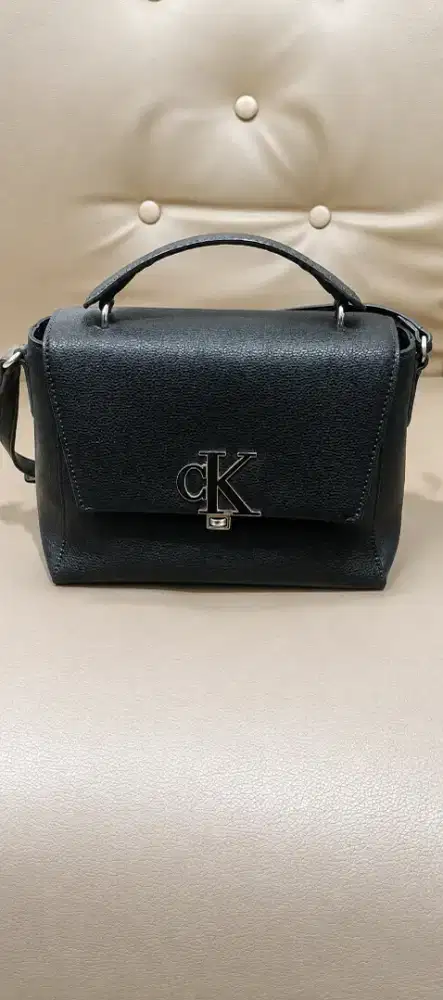 Tas Wanita Calvin Klein 100% Original Hitam Like New 24x19cm Sling Bag